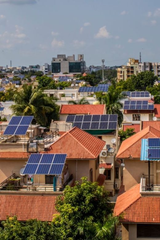 Napelemek társasházak tetején